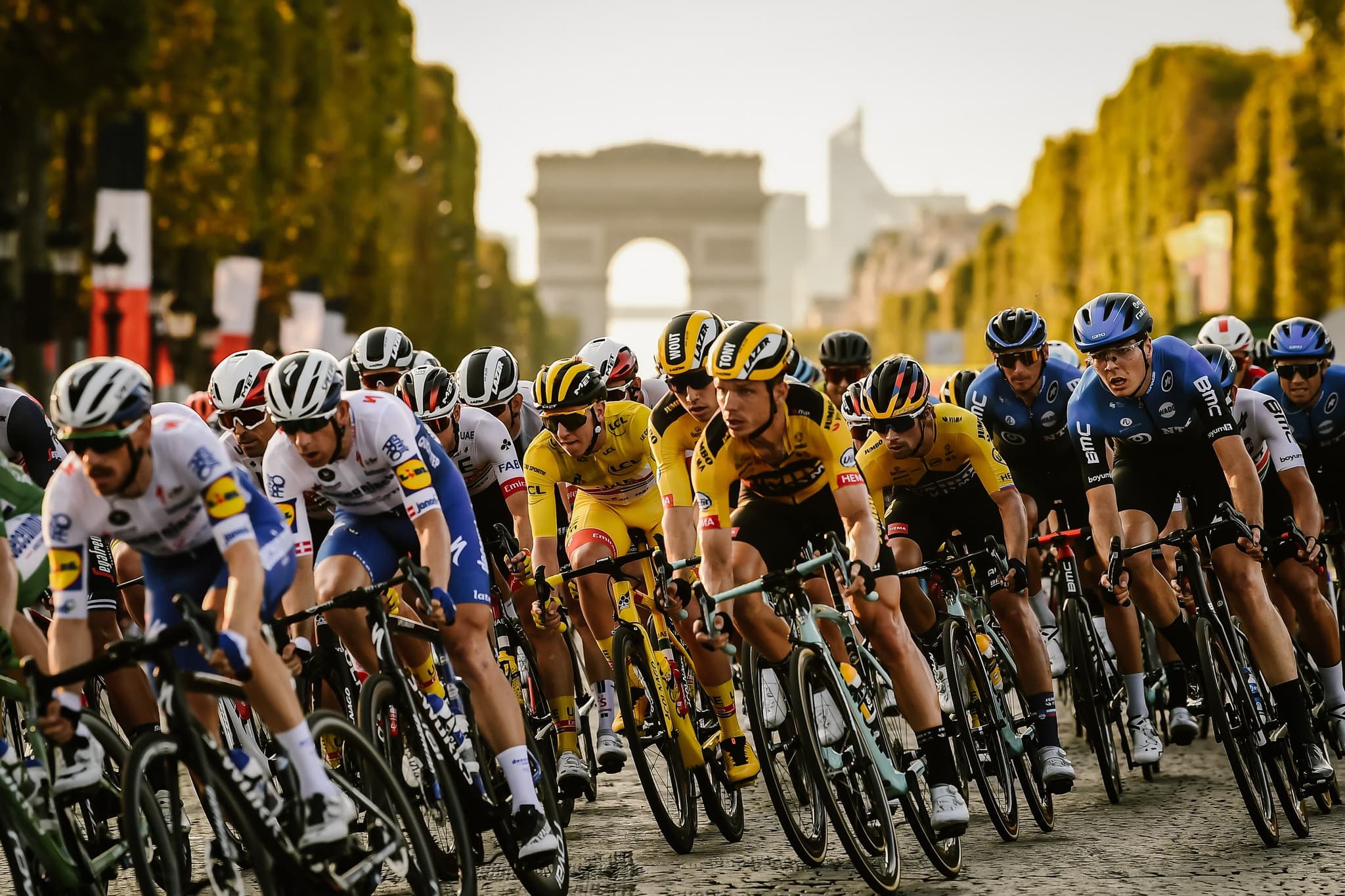 Peloton on Champs-Élysées, Tour de France 2020