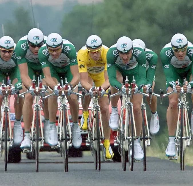 Stuart O'Grady leads Crédit Agricole in 2001 Tour de France TTT