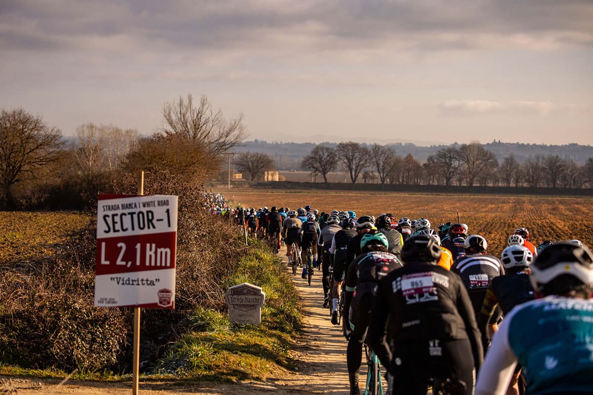 Strade Bianche peloton on Sector 1, Vidritta gravel road.