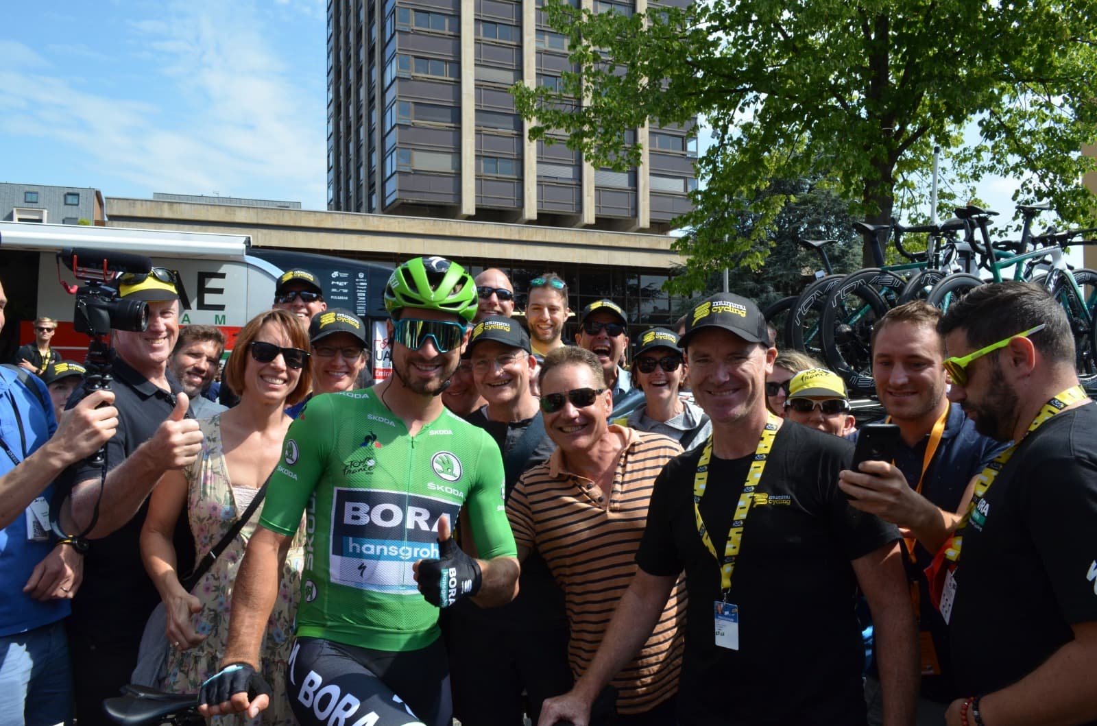 Peter Sagan meets Mummu Cycling in the departure village.